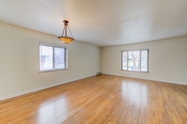 Building Photo - (144) 1154-58 Moorlands Dr.