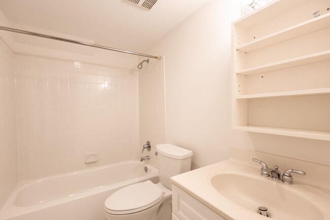 Building Photo - Beautiful 4 BR/3.5 BA Townhome in Cathedra...