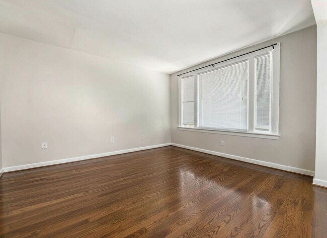 Building Photo - 227 E Northwood Ave