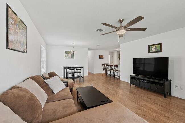 Building Photo - 404 Sloan St