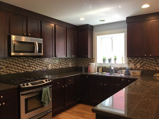 Building Photo - Spacious 3 BR North Beacon Hill Townhome –...