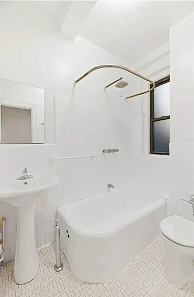 Building Photo - 151 W 74th St