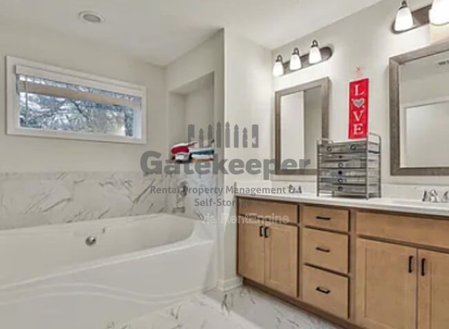 Building Photo - 205 Valley View Dr