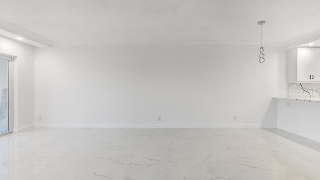 Building Photo - 3000 N Palm Aire Dr