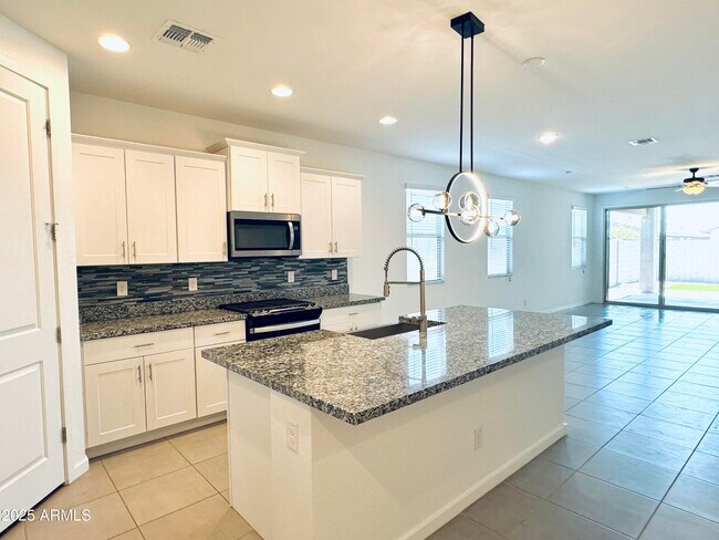 Building Photo - 12647 W Country Club Trail