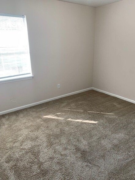 Building Photo - 2002 River Dr