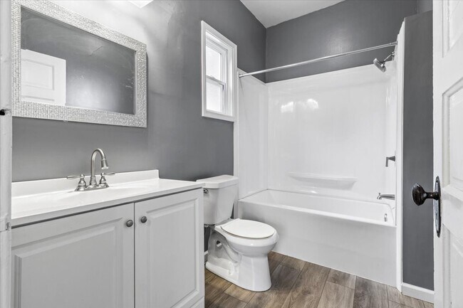 Building Photo - 319 Elm St