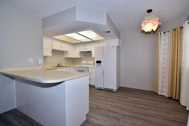 Building Photo - Charming 2-bedroom, 2-bath condo at Summer...