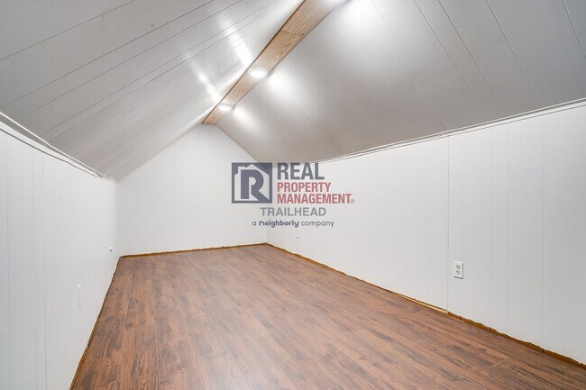 Building Photo - Spacious 3 bed 2 bath Monticello Duplex with Loft