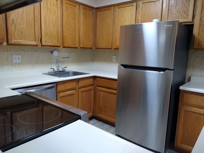 Building Photo - Charming 2 Bedroom 2 Bath w/ Large Yard, 1 Car Garage and Central Air/Heat