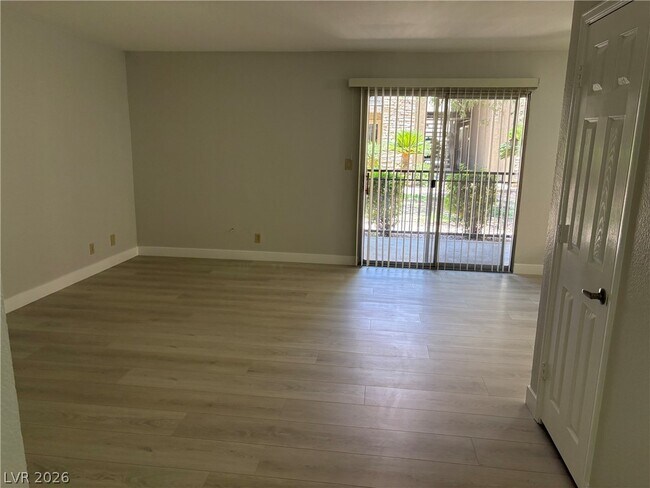 Building Photo - 5278 River Glen Dr