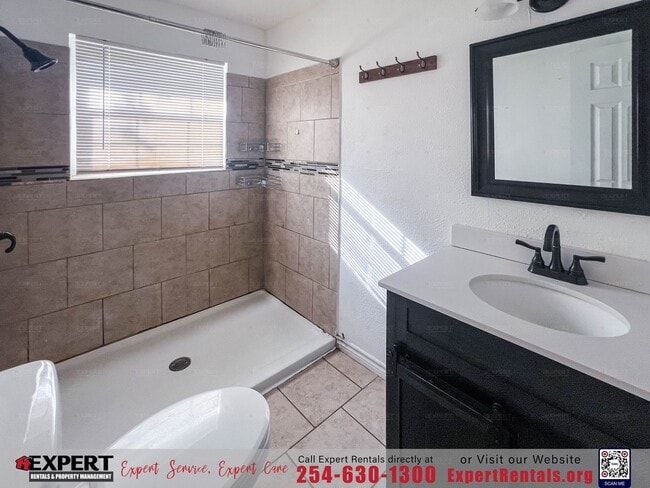 Building Photo - Comfortable Living and Easy Access!