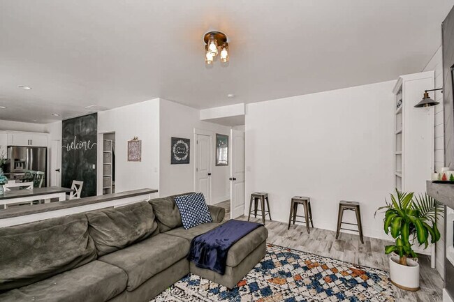 Building Photo - 245 Jefferson Dr