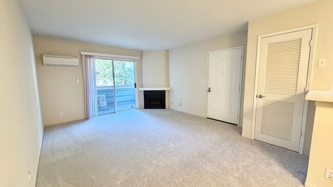 Building Photo - Remodeled 1 Bed 1 Bath Condo. Stainless Steel Appliances. Pool and Hot Tub