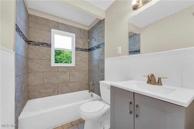 Building Photo - 5037 Greenhurst Dr