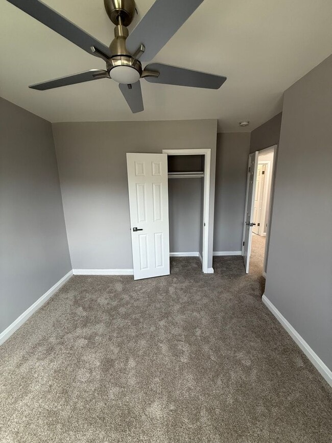 Building Photo - Updated Glen Oaks Townhome with Finished B...