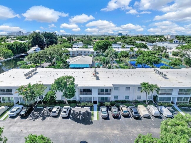 Building Photo - 6279 Bay Club Dr