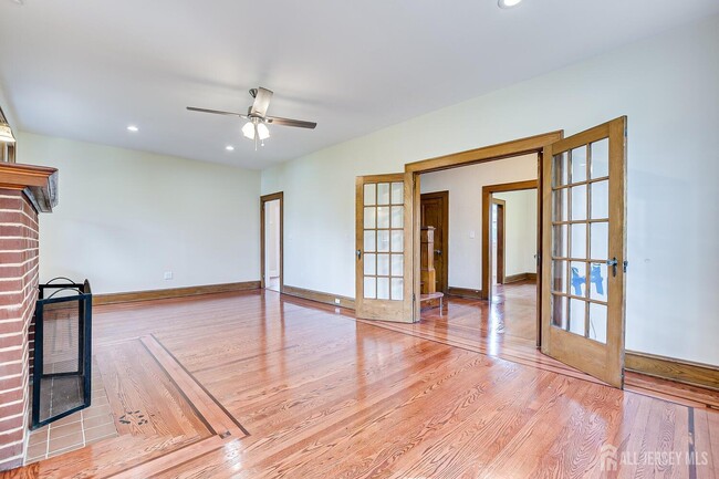 Building Photo - 338 Buckelew Ave