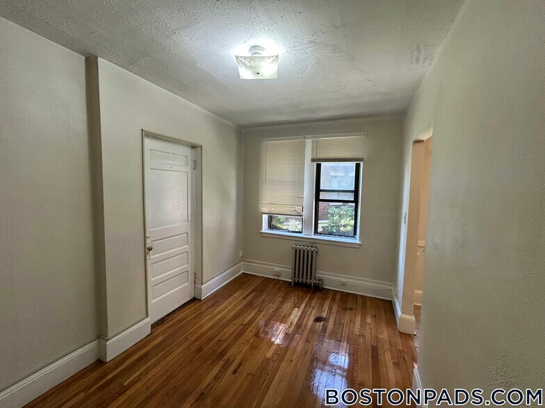 Building Photo - 53 Fellsway W