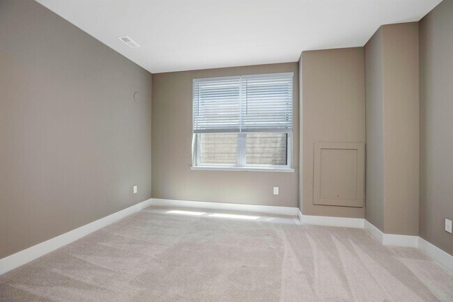 Building Photo - 1168 Edgehill Rd