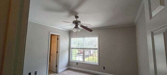 Building Photo - Lovely Townhome in Southeast Columbia