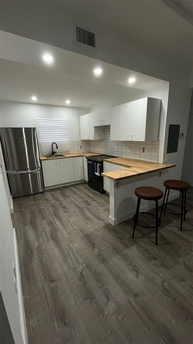 Building Photo - 413 NE 8th St