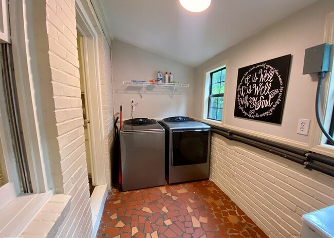 Building Photo - 1521 E Pinetree Blvd