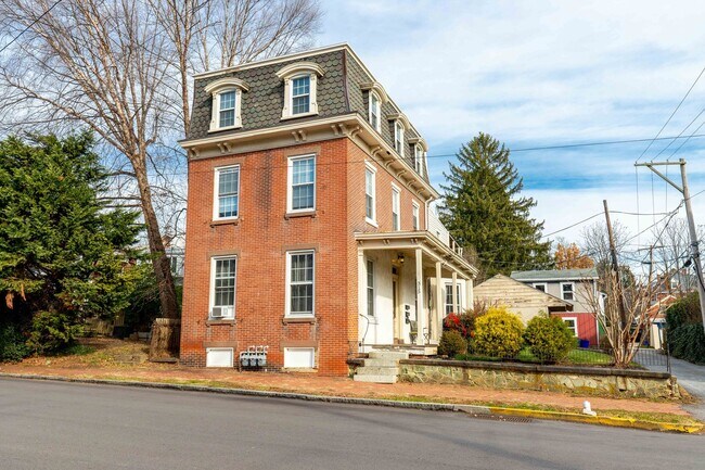 Building Photo - 315 N Walnut St