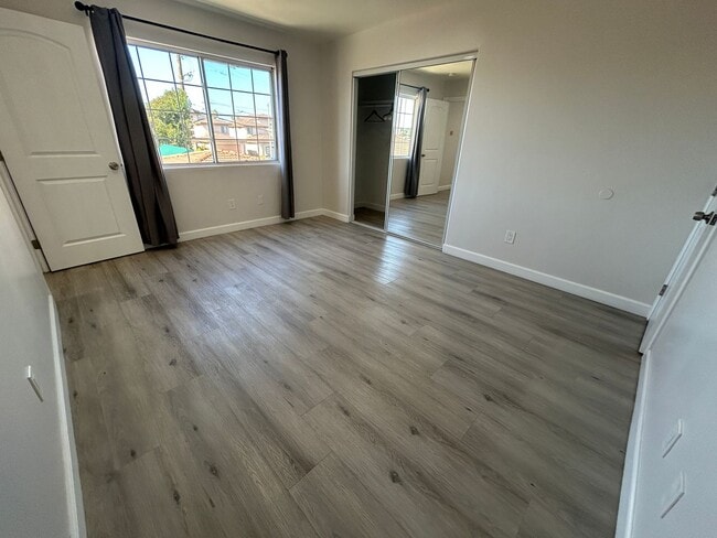 Building Photo - Newly Renovated 3 Bed / 2.5 Bath Apartment for Rent – Prime Huntington Beach Location!