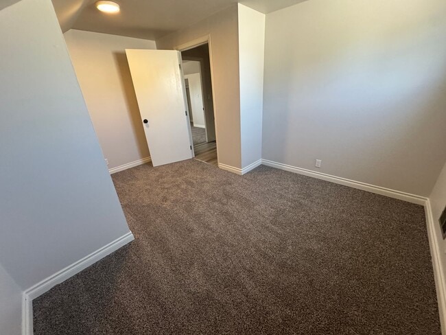 Building Photo - (935) Western Blvd - 3 Bedroom / 2 Bathroom Duplex Home - Updated