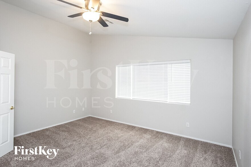 Building Photo - 985 Blue Lantern Dr