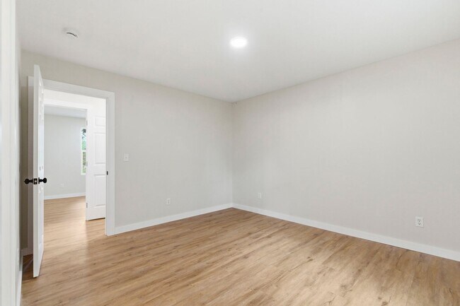 Building Photo - 3 Bedroom | 2 Bathroom | Marionville | Granite | Stainless Steel Appliances | Brand New!