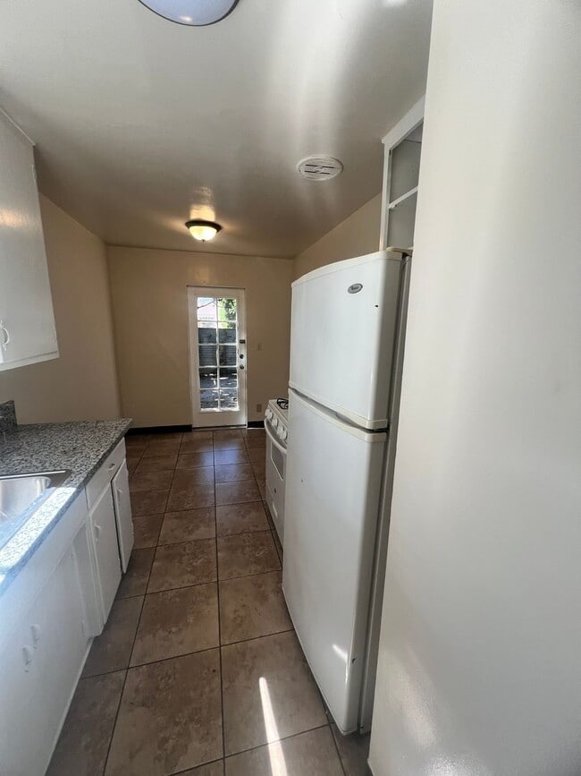 Building Photo - Midtown Ventura - Single story, three bedroom, two bath apartment