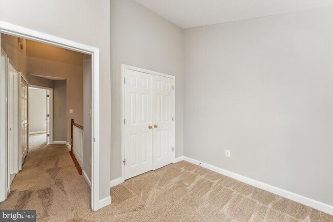 Building Photo - 4273 Upper Park Dr