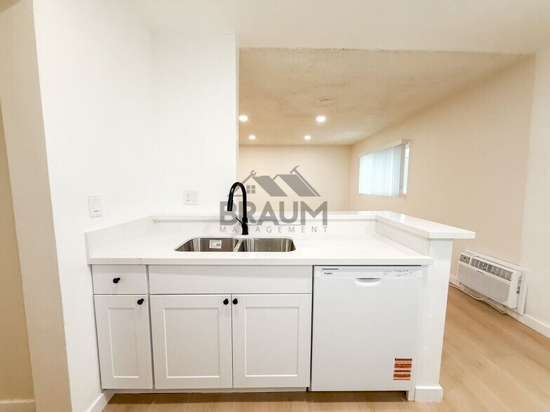 Building Photo - 5252 Hermitage Ave