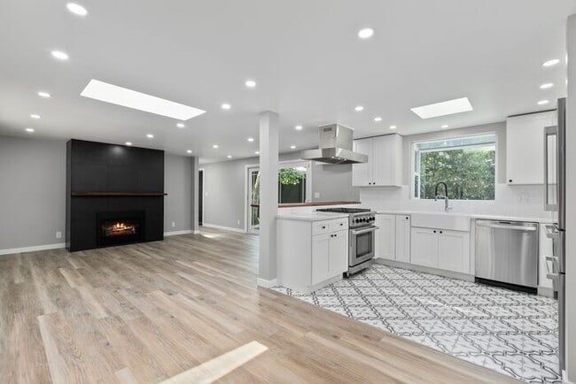 Building Photo - Elegant Air-Conditioned Newly Remodeled Matthews Beach Rambler