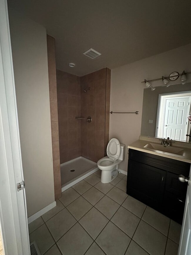 Building Photo - 3 Bedroom House!