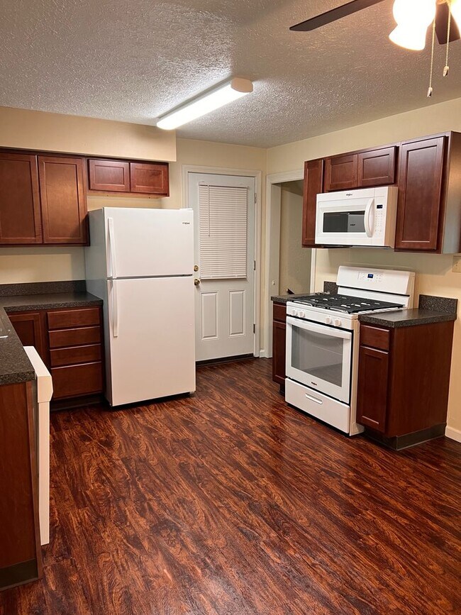 Building Photo - 926 N Ward Ave