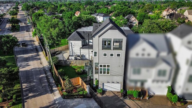 Building Photo - 4005 Woodshire Vlg Ests