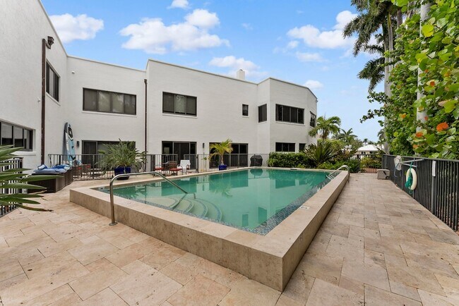 Building Photo - 1121 Bel Air Dr