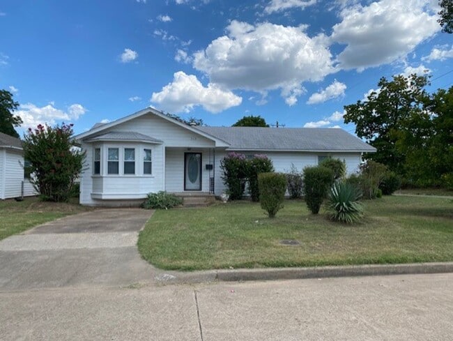 Building Photo - 3 Bed, 2 Bath Corner Lot in Tulsa!