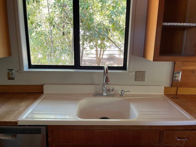 Building Photo - Cozy and convenient, private location, Cot...