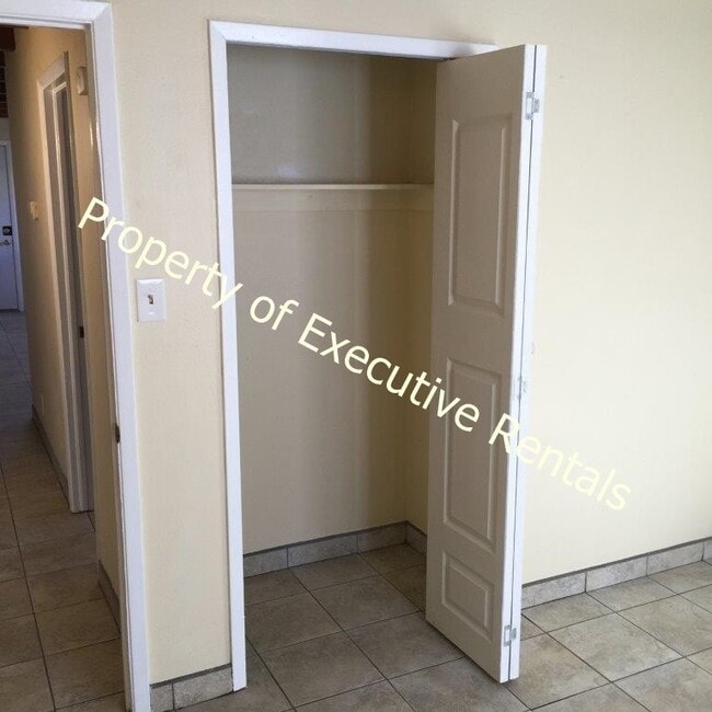 Building Photo - 2324 E Idaho Ave