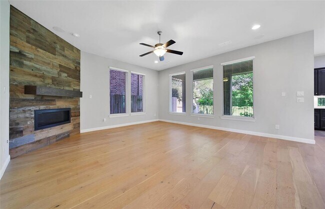 Building Photo - 18323 Parkview Point Dr