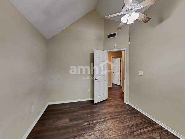 Building Photo - 910 Castlerock Way