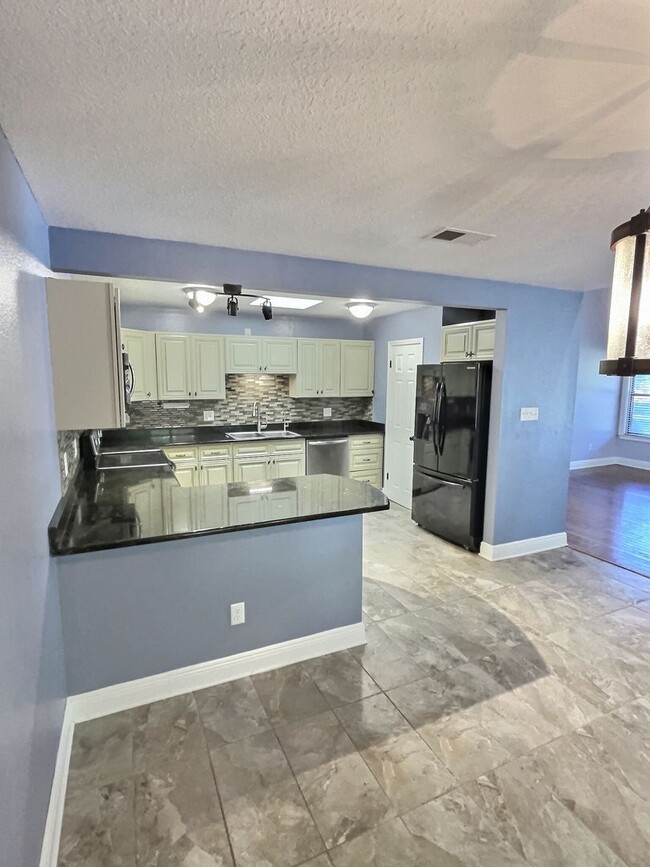 Building Photo - Spacious 4 bedroom home in Ocean Springs!