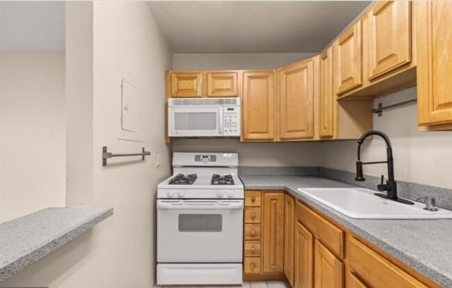 Building Photo - Bright And Luxurious 1 Bed 1 Bath Condo In Amenity-filled Woodlake Towers