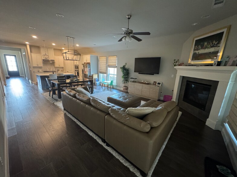 Building Photo - 801 Dragon Banner Dr