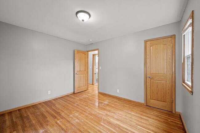 Building Photo - 1711 Rose Pl W