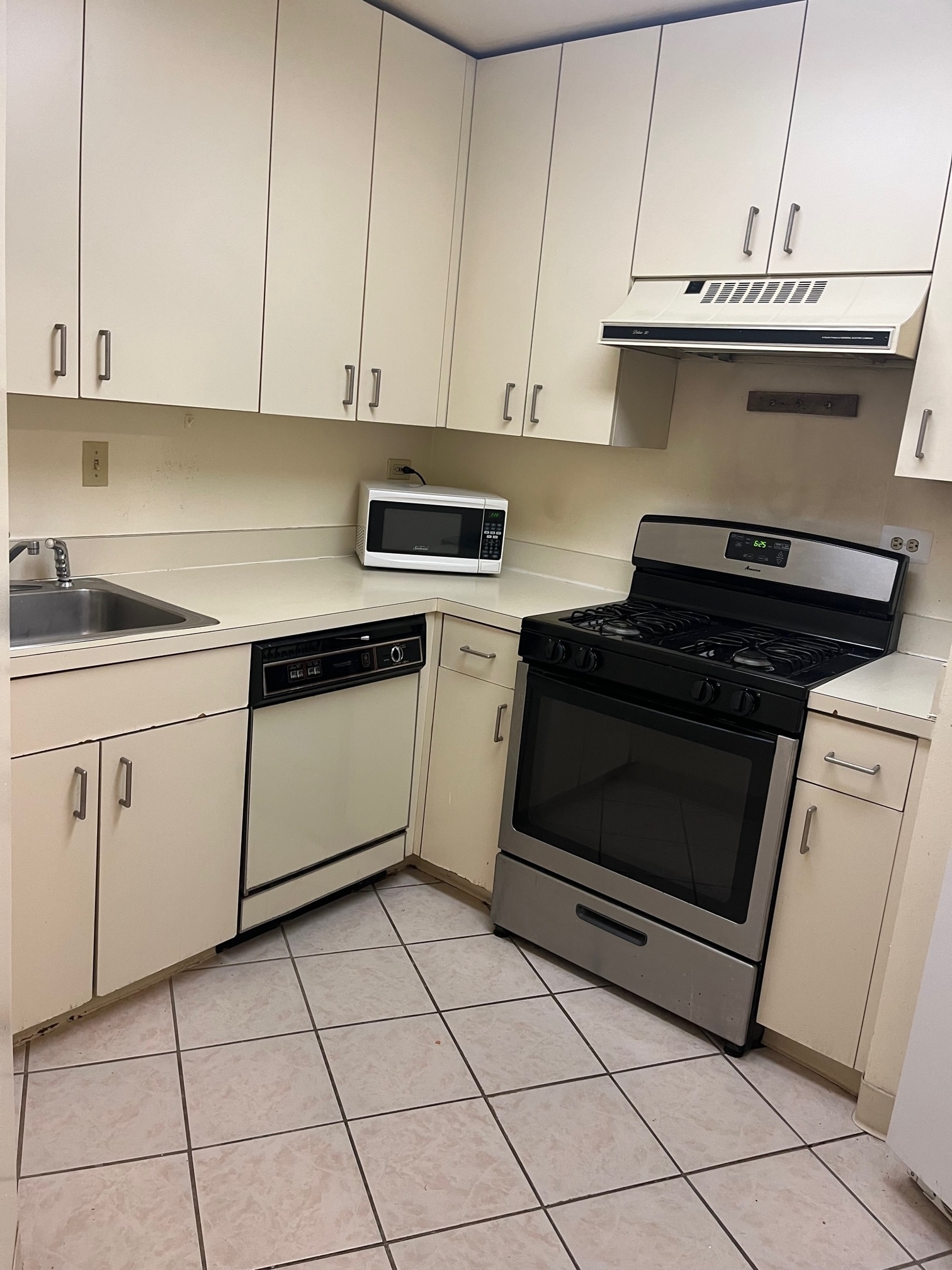 kitchen with dishwasher and microwave and refrigerator - 1600 Hagys Ford Rd N